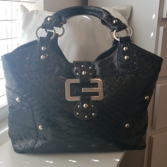 black guess purse